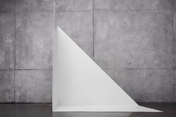 灰色墙附近的三角形纸箱 带复制空间 — 图库照片