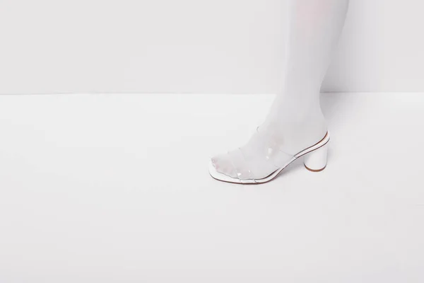 Vista Cortada Mulher Elegante Sapato Branco Com Espaço Cópia — Fotografia de Stock