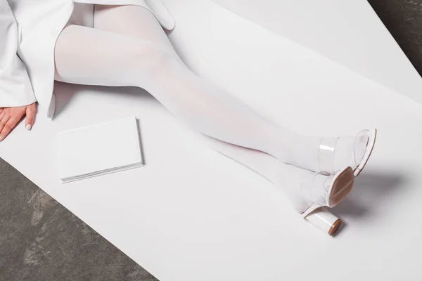 Vista Recortada Mujer Sentada Cerca Cuaderno Blanco Blanco Gris — Foto de Stock