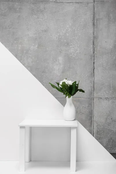 Bouquet Fleurs Vase Sur Table Sur Blanc Gris — Photo