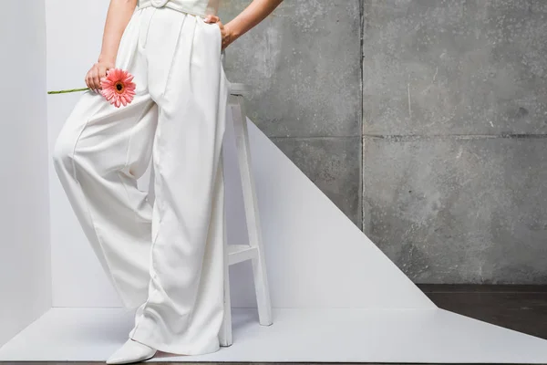 Vista Recortada Mujer Posando Cerca Silla Con Flor Rosa Blanco — Foto de Stock