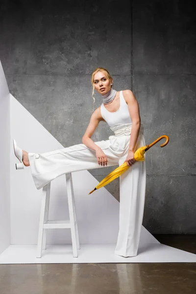 Mujer Bonita Elegante Posando Cerca Silla Con Paraguas Amarillo Blanco — Foto de Stock