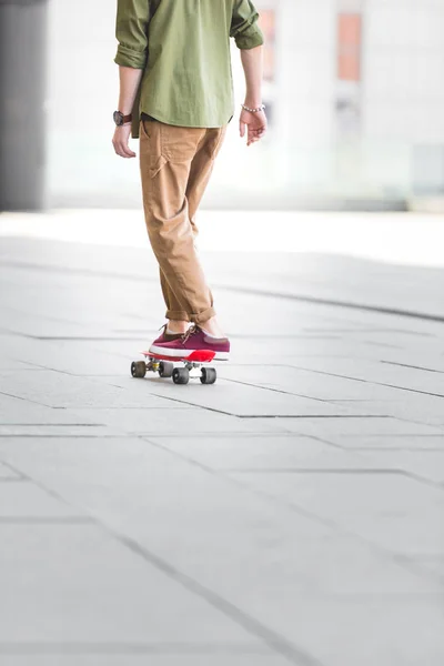 Ausgeschnittene Ansicht Eines Mannes Der Auf Penny Board Reitet — Stockfoto