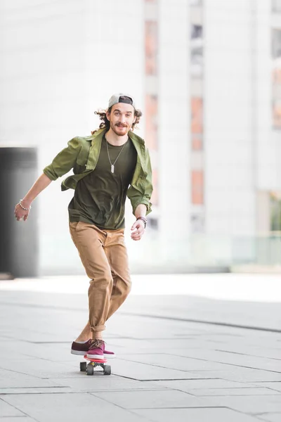 Uomo Felice Guardando Macchina Fotografica Cavalcando Skateboard Città — Foto Stock