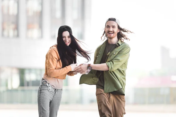 Mujer Alegre Cogida Mano Con Hombre Sonriendo Mirando Cámara — Foto de Stock