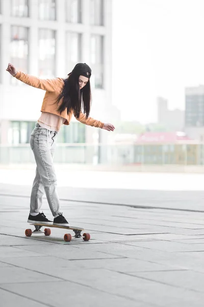 Bella Giovane Donna Con Mani Tese Cavallo Skateboard Città — Foto Stock