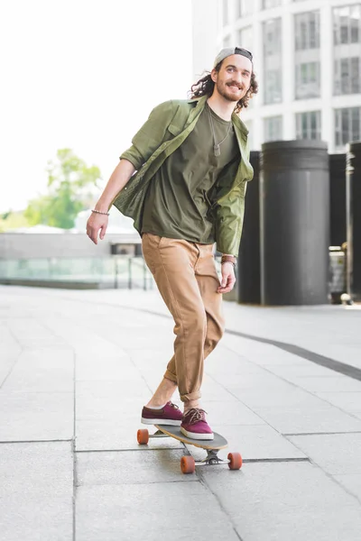 Gelukkige Man Casual Slijtage Rijden Skateboard Stad Wegkijken — Stockfoto