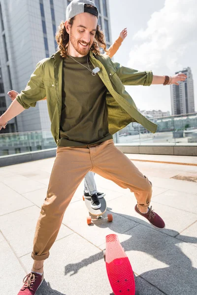 Glücklicher Mann Mit Frau Hintergrund Die Auf Skateboards Fährt Und — Stockfoto