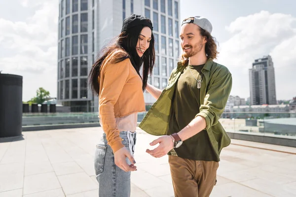 Pareja Feliz Ropa Casual Pie Techo Mirando Hacia Otro Lado — Foto de Stock