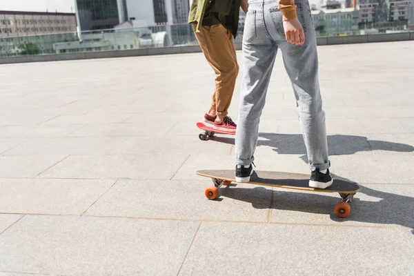 Vista Cortada Homem Mulher Montando Skates — Fotografia de Stock