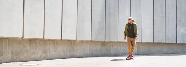 Panoramic View Handsome Man Riding Skateboard Concrete Wall — Stock Photo, Image