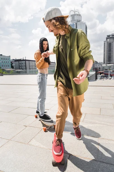 Selective Focus Cheerful Man Holding Hands Woman Riding Skateboards Roof — Stock Photo, Image