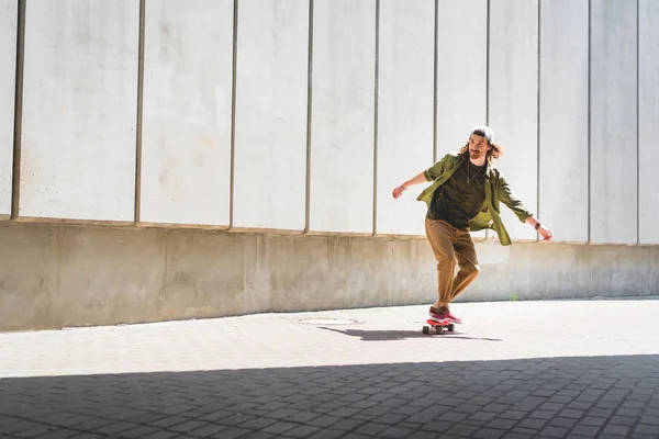 Volwassen Man Rijden Skateboard Buurt Van Betonnen Muur — Stockfoto