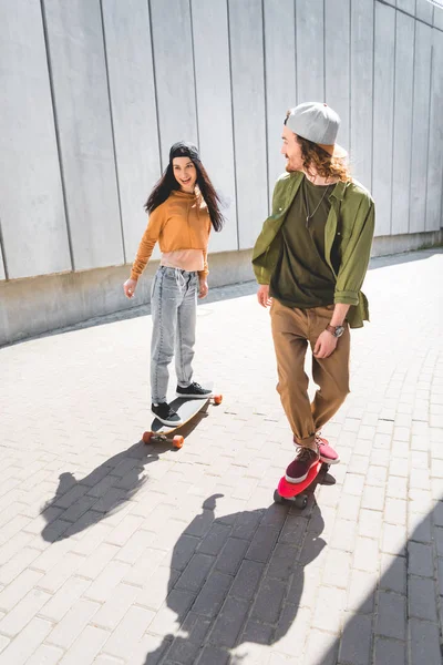 Vista Ángulo Alto Mujer Feliz Hombre Desgaste Casual Montar Monopatín — Foto de Stock