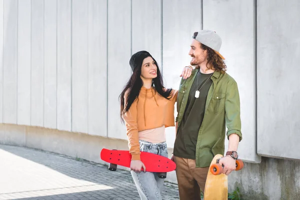 Mujer Feliz Ropa Casual Poner Mano Hombre Pie Cerca Pared —  Fotos de Stock