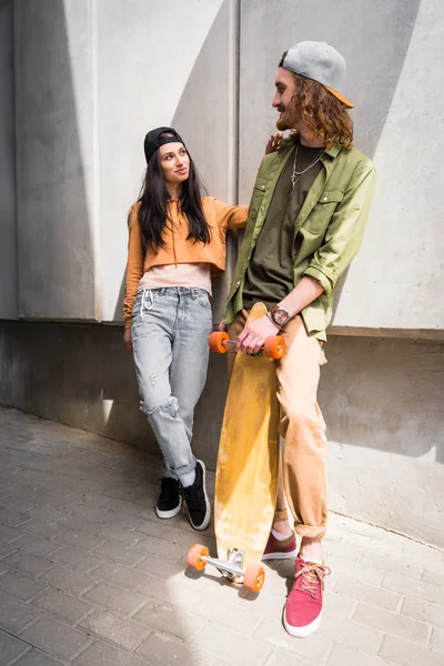 Mujer Feliz Ropa Casual Poniendo Mano Hombre Mientras Pie Cerca — Foto de Stock