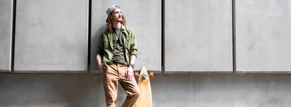 Vista Panorâmica Homem Desgaste Casual Com Skate Perto Parede Concreto — Fotografia de Stock