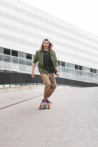 Pohledný Muž Příležitostné Jízdě Skateboard Ulici — Stock fotografie