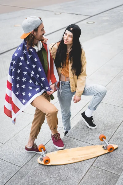 Vue Grand Angle Homme Avec Drapeau Américain Sur Les Épaules — Photo