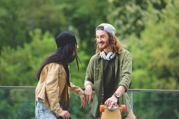 Hombre Feliz Con Monopatín Mirando Mujer Morena Pie Sobre Los — Foto de Stock