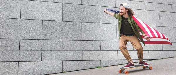 Panoramatický Pohled Člověka Americkou Vlajkou Jezdíš Skateboard Poblíž Šedé Zdi — Stock fotografie