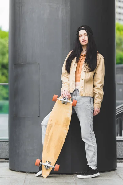 Spokój Brunetka Kobieta Deskorolka Stojący Dachu Patrząc Aparat Fotograficzny — Zdjęcie stockowe