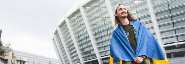 Vista Panorâmica Homem Alegre Bandeira Ucraniana Nos Ombros Olhando Para — Fotografia de Stock