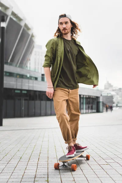 Knappe Man Casual Slijtage Rijden Skateboard Wegkijken — Stockfoto