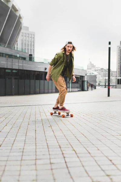 Bonito Calmo Homem Casual Desgaste Equitação Skate Olhando Para Longe — Fotografia de Stock