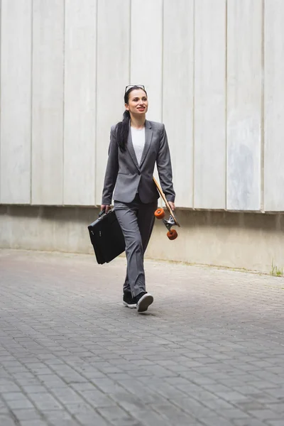 Gelukkige Zakenvrouw Formele Slijtage Wandelen Straat Met Skateboard Hand — Stockfoto