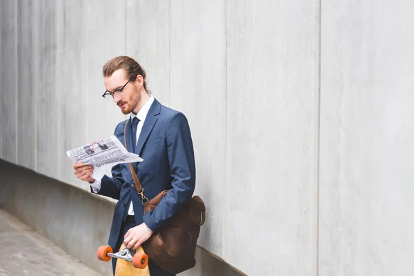 Ήρεμος Επιχειρηματίας Επίσημη Φθορά Στέκεται Κοντά Σκέιτμπορντ Διαβάζοντας Εφημερίδα — Φωτογραφία Αρχείου