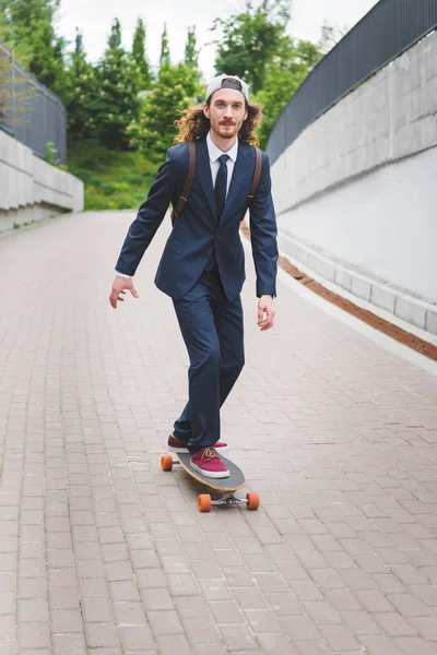 Calme Homme Affaires Tenue Formelle Équitation Sur Skateboard Rue — Photo