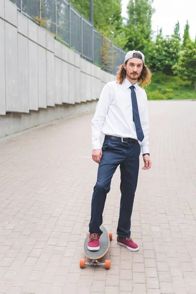 Geschäftsmann Weißem Hemd Steht Neben Skateboard Und Blickt Die Kamera — Stockfoto