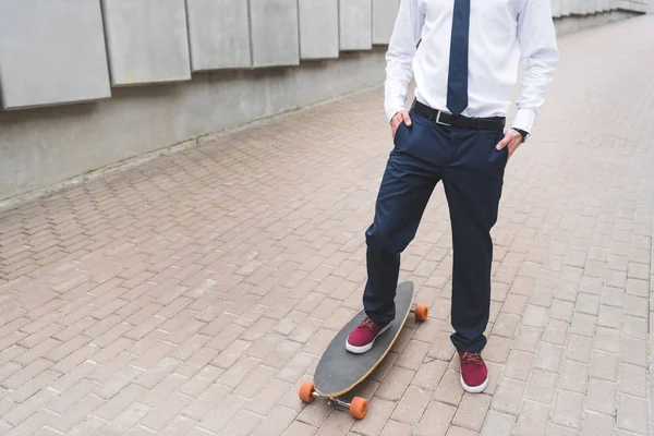 Abgeschnittene Ansicht Eines Geschäftsmannes Offizieller Kleidung Der Auf Einem Skateboard — Stockfoto