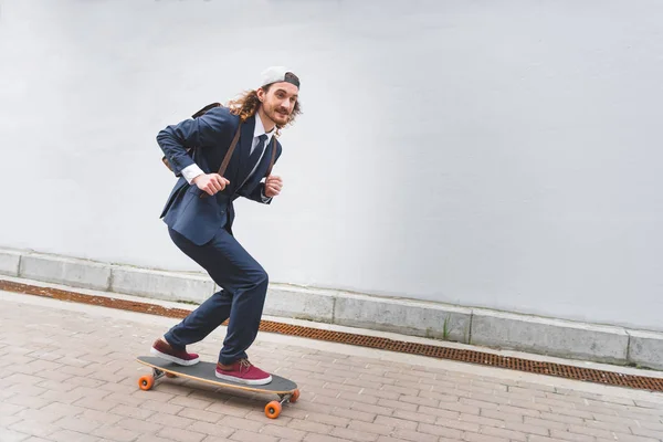 Glücklicher Und Gutaussehender Geschäftsmann Fährt Auf Skateboard Auf Der Straße — Stockfoto