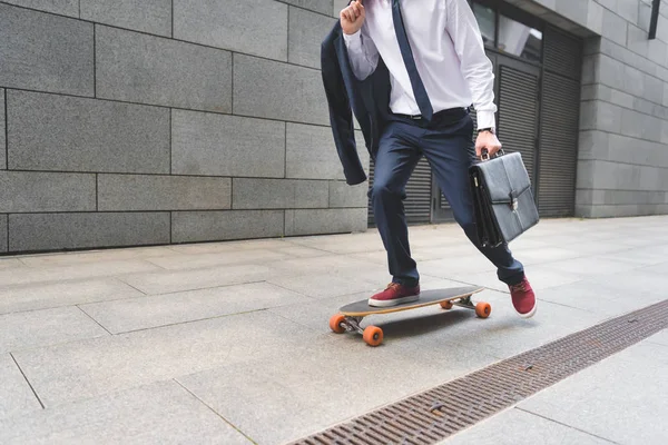 Vista Cortada Homem Negócios Desgaste Formal Equitação Skate — Fotografia de Stock