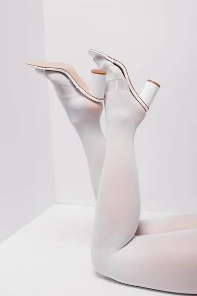 Recortado Vista Mujer Joven Moda Zapatos Blanco — Foto de Stock