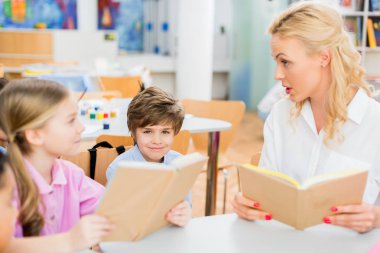 mutlu çocuk seçici odak kadın ve kız yakın kameraya bakarak 
