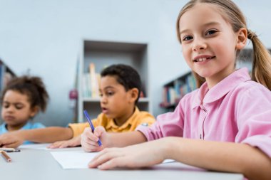 afro-Amerikan çocukların yanında çizim mutlu çocuk seçici odak 