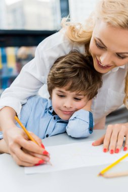 sevimli çocuk ile çizim mutlu kadın seçici odak 