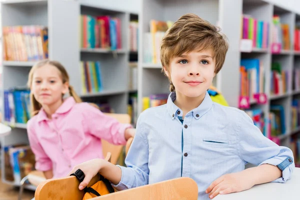 Foco Seletivo Criança Feliz Sorrindo Enquanto Sentado Biblioteca — Fotografia de Stock