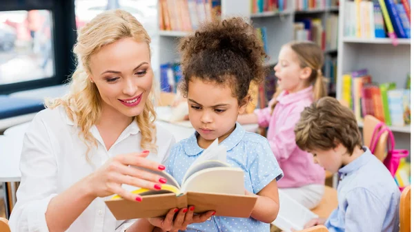 Panoramabild Gladlynt Kvinna Läsning Bok Nära Söt Afrikansk American Kid — Stockfoto