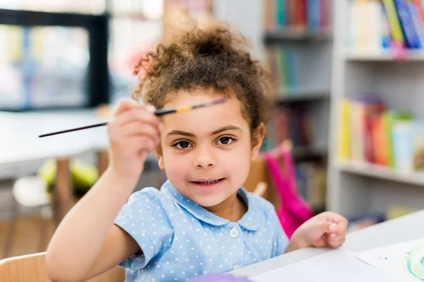 Enfoque Selectivo Niño Afroamericano Feliz Sosteniendo Pincel — Foto de Stock