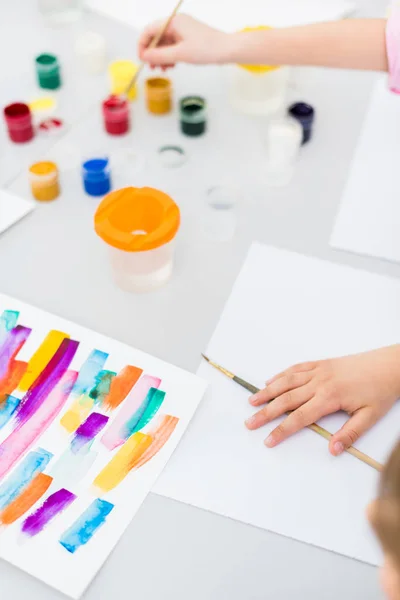 Bijgesneden Weergave Van Kinderen Buurt Van Kleurrijke Gouache Potten Papers — Stockfoto