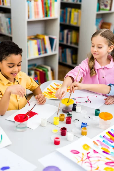 Selectieve Focus Van Gelukkig Multiculturele Kinderen Schilderen Papier — Stockfoto