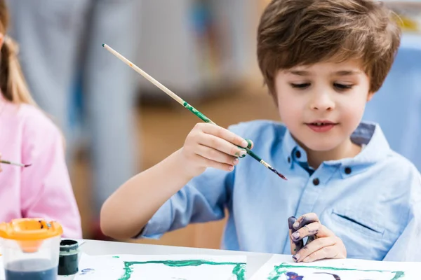 Concentrarea Selectivă Copilului Fericit Care Deține Pensulă Lângă Hârtie Copil — Fotografie, imagine de stoc