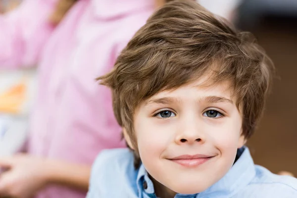 Primer Plano Niño Alegre Sonriendo Mientras Mira Cámara — Foto de Stock