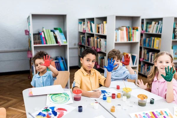 Alegres Niños Multiculturales Mostrando Manos Coloridas Con Pintura Gouache —  Fotos de Stock