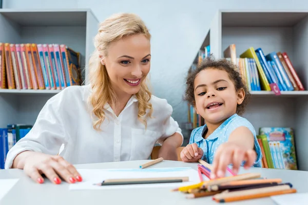 Selectieve Focus Van Gelukkige Vrouw Kijken Naar Schattige Afro Amerikaanse — Stockfoto