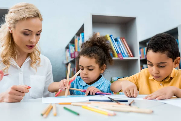 Selective Focus Woman Sitting African American Kids Color Pencils — Stock Photo, Image